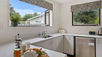 Frigorifero, microonde, lavastoviglie, tostapane