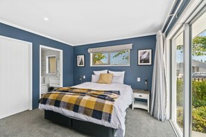 4 bedrooms, iron/ironing board, WiFi - Southern Lakes Escape - Queenstown Holiday home (Queenstown)