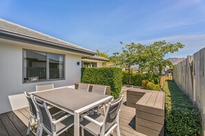 Outdoor dining - Southern Lakes Escape - Queenstown Holiday home (Queenstown)