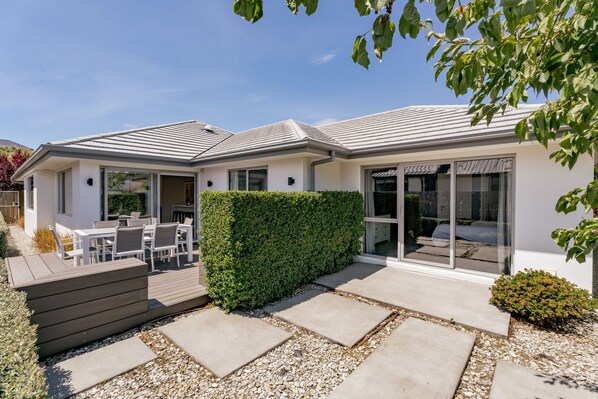 Outdoor dining - Southern Lakes Escape - Queenstown Holiday home (Queenstown)