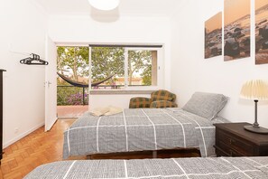 5 عدّة غرف نوم ومكواة/لوح كي وسرير سفر وواي فاي