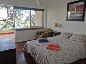 5 Schlafzimmer, Bügeleisen/Bügelbrett, Reisekinderbett, WLAN