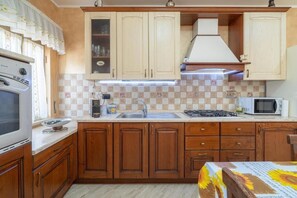 Microwave, oven, stovetop, coffee/tea maker - Apartment in Villa Dany and Rebi (Fontane Bianche)