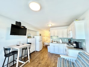 Frigorífico, microondas, horno y placa de cocina