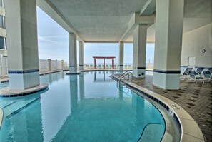 Een binnenzwembad en een buitenzwembad