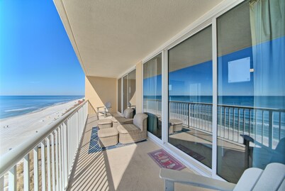 Newer Listing, Right on the beach, Fast WiFi, 5 Pools, 3 Hot Tubs 