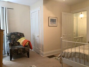 5 bedrooms, iron/ironing board, free WiFi, bed sheets