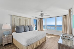 3 soverom, skrivebord, strykejern/-brett og reiseseng for barn