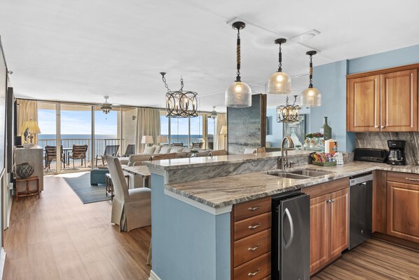 Kjøleskap, mikrobølgeovn, ovn og kokeplater