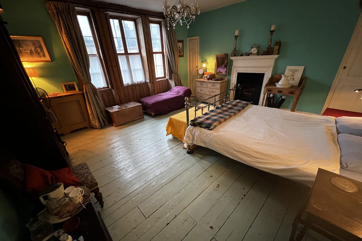 Dobbeltrom – deluxe, 1 queensize-seng | Blendingsgardiner, strykejern/-brett, wi-fi (inkludert) og sengetøy