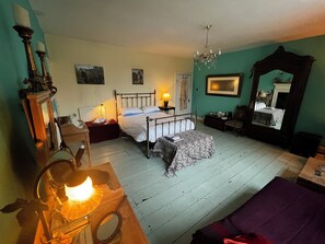 Chambre Double Deluxe, 1 grand lit | Rideaux occultants, fer et planche à repasser, Wi-Fi gratuit