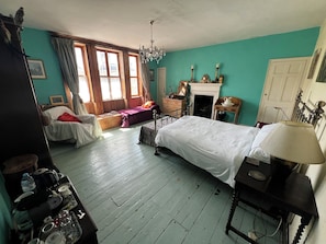Habitación Deluxe doble, 1 cama de matrimonio | Cortinas opacas, tabla de planchar con plancha, wifi gratis