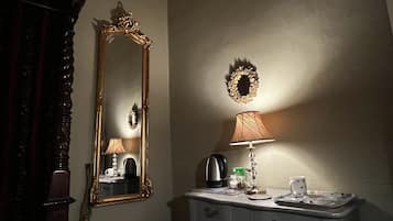 Junior Suite, 1 Double Bed, Non Smoking, Ensuite | 1 bedroom, blackout drapes, iron/ironing board, free WiFi