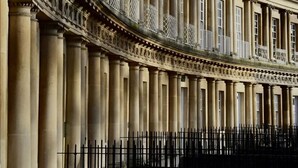 A classical building with a curved facade, large columns, and balconies. - Central Bath Georgian Rooms (Bath)