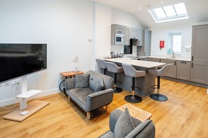 Standard Cottage | Private kitchen | Full-size fridge, microwave, oven, stovetop