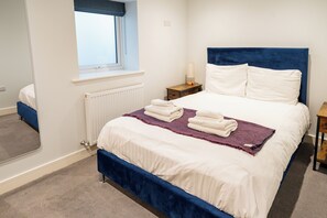 2 bedrooms, premium bedding, down duvets, pillow-top beds - Town Center cottage  (Harrogate)