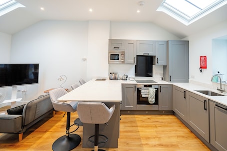 Full-size fridge, microwave, oven, stovetop