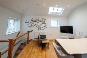 Standard Cottage | Living area | 32-inch flat-screen TV with digital channels, heated floors