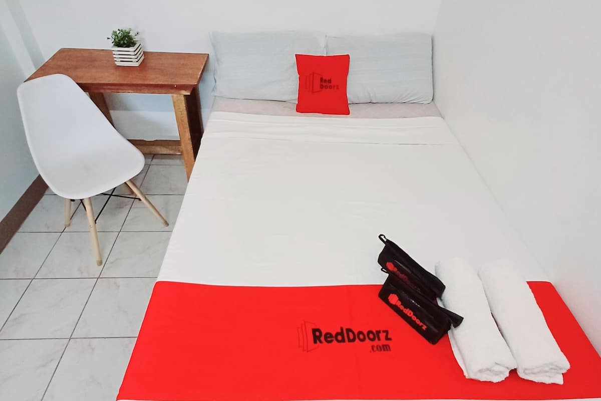 Economy kamer, 1 tweepersoonsbed, niet-roken, gemeenschappelijke badkamer | Een bureau, geluiddichte muren
