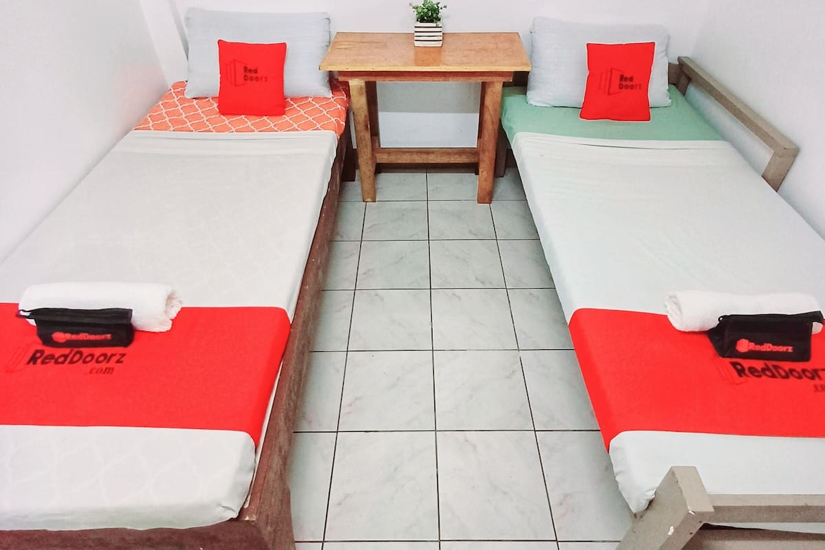 Economy Room, 2 Single Beds, Non Smoking, Shared Bathroom