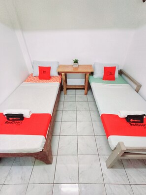 Desk, soundproofing - San Juanico Travellers Inn - RedDoorz (Tacloban)