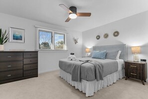 Iron/ironing board, travel crib, free WiFi, bed sheets - Fireplace|Garage|Pets|King Bed! (Green Bay)