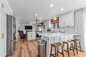 冷蔵庫、電子レンジ、オーブン、コンロ