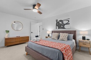 Een strijkplank/strijkijzer, reisbedje, gratis wifi, beddengoed