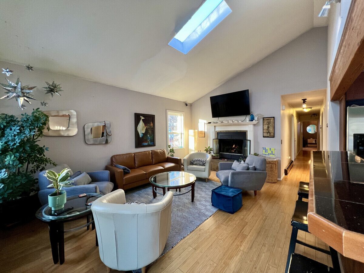 智能电视、壁炉、书、办公室