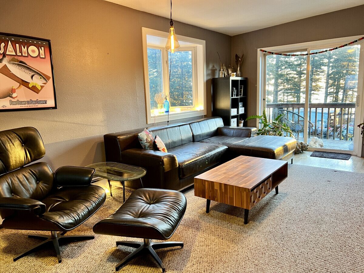 智能电视、壁炉、书、办公室