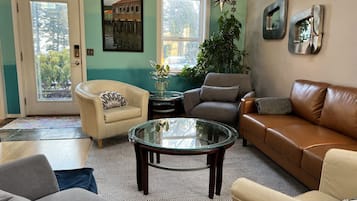 Smart-TV, Kamin, Bücher, Arbeitsbereiche