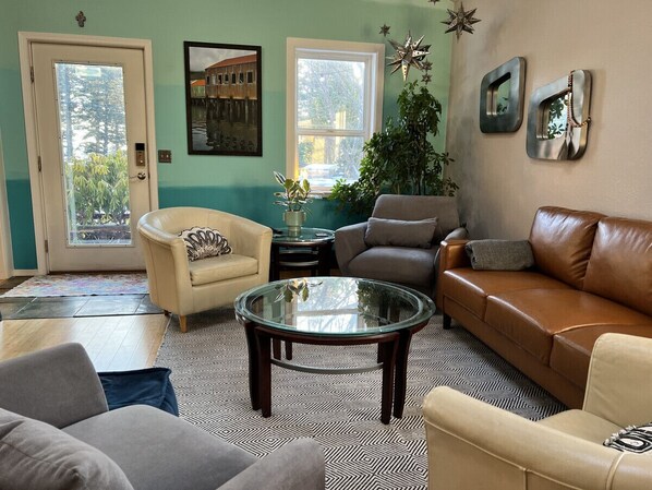 Televisor intel·ligent, llar de foc, llibres i oficines 