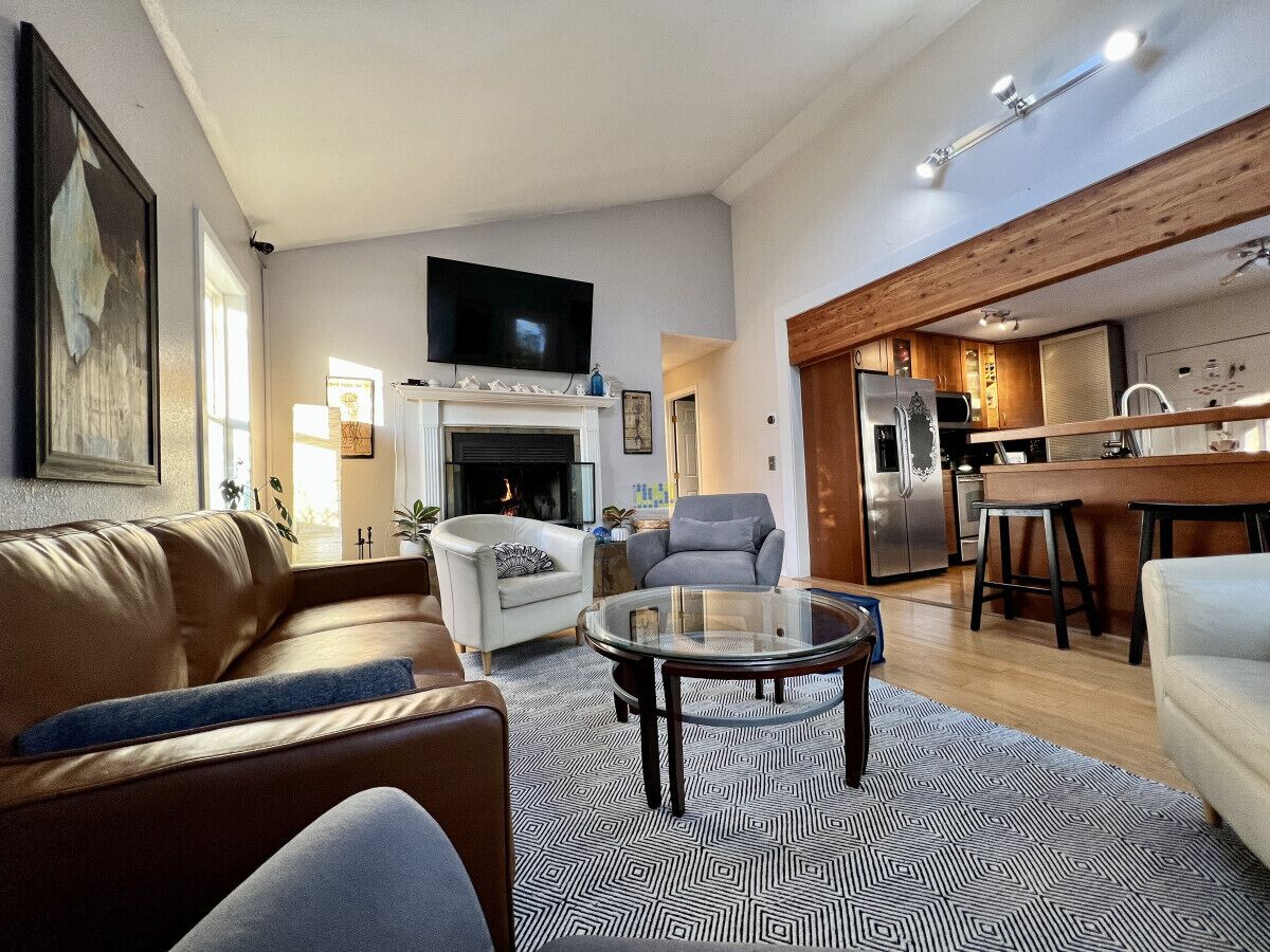 Smart TV, fireplace, books, offices