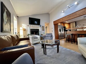 Smart TV, fireplace, books, offices