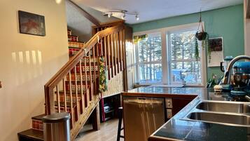 Réfrigérateur, four à micro-ondes, un four, surface de cuisson