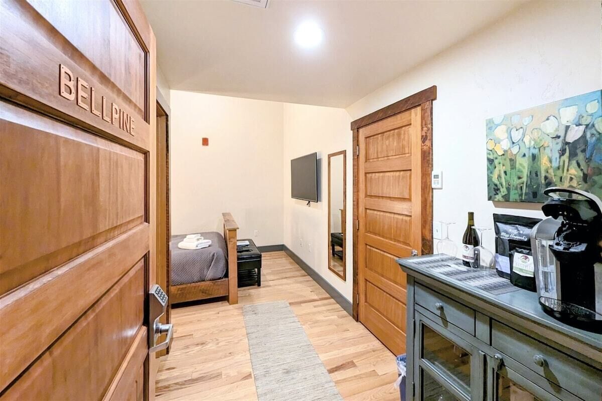 Bügeleisen/Bügelbrett, Reisekinderbett, kostenloses WLAN, Bettwäsche