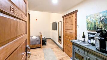 Bügeleisen/Bügelbrett, Reisekinderbett, kostenloses WLAN, Bettwäsche