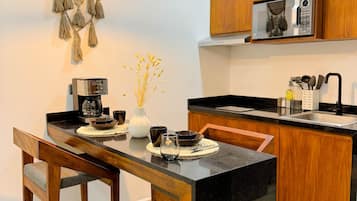 Comfort-lejlighed | Privat køkken | Mikrobølgeovn, kaffe-/temaskine, blender, bordgrill