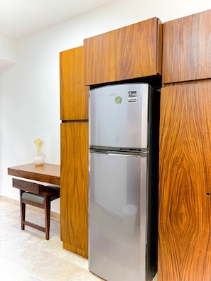Departamento Confort | Cocina privada | Microondas, cafetera y tetera, licuadora y plancha de cocina