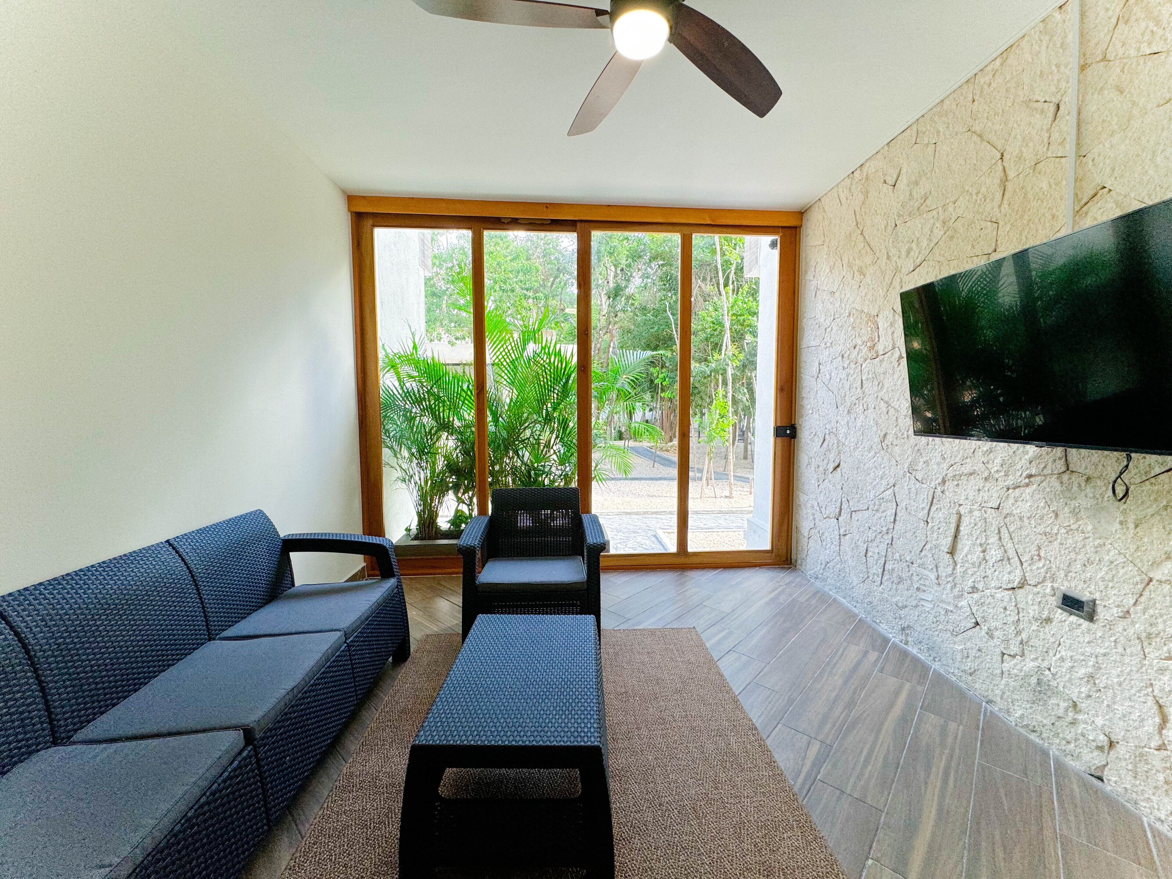 Departamento Confort | Área de sala de estar | Smart TV de 50 pulgadas con canales digitales 