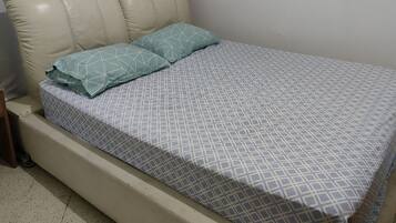 3 habitaciones, tabla de planchar con plancha, wifi y ropa de cama