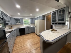 Private kitchen - Spacious & quiet  Denver Home - 7bedroom, 5 bath & queen (Arvada)