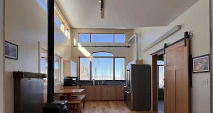 Farm Stay 8 miles N of Bozeman with stunning mountain views and great sunsets!