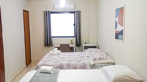 Tripla Comfort | Una scrivania, Wi-Fi gratuito, lenzuola