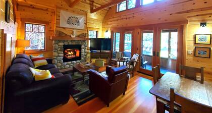 Log Cabin Inn - Cabin 12 on the Mckenzie River - minutes from Tokatee and Loloma