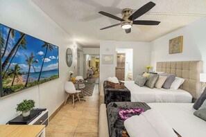 Schreibtisch, Bügeleisen/Bügelbrett, Reisekinderbett, WLAN