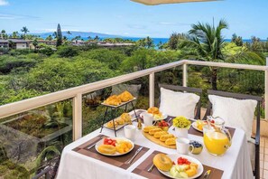 Outdoor dining - Oceanview Retreat | Walk to Beach & Restaurants (Wailea-Makena)