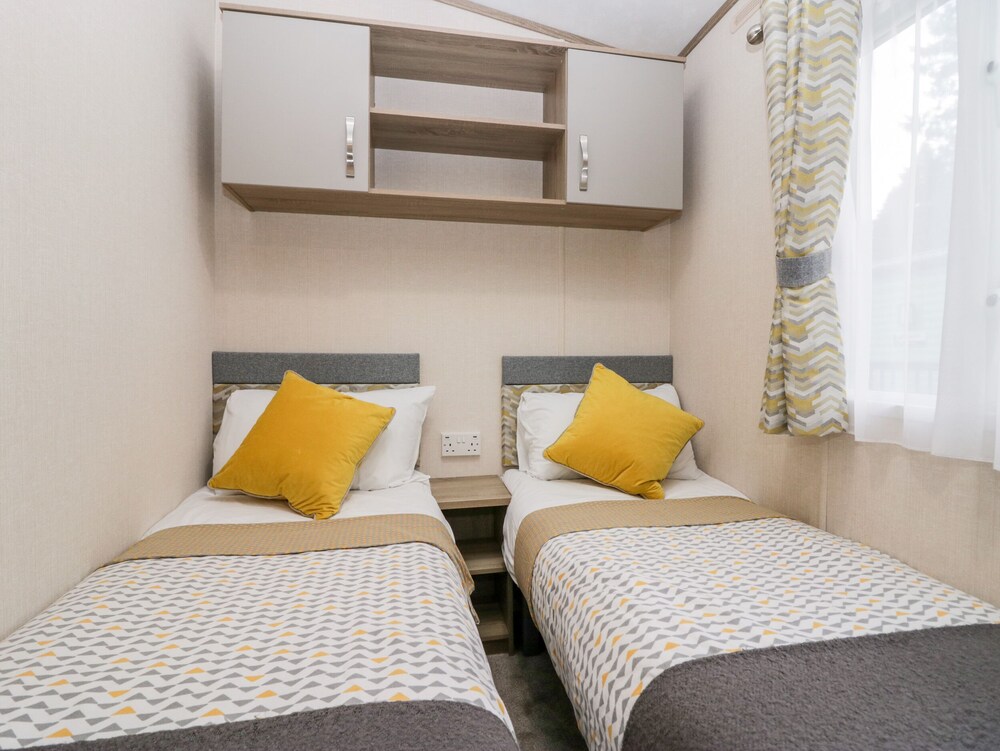 PINE TOPS, pet friendly, with pool in Troutbeck Bridge Troutbeck