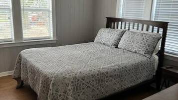 2 bedrooms, desk, WiFi, bed sheets
