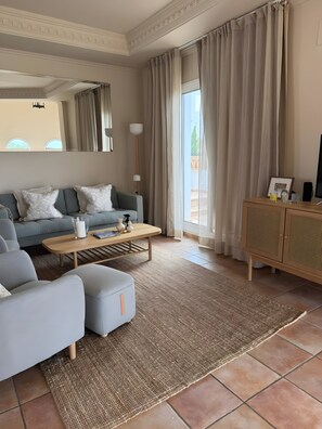 TV - Villa 'Torre Del Mar' with Sea View, Wi-Fi and Air Conditioning (Salobreña)
